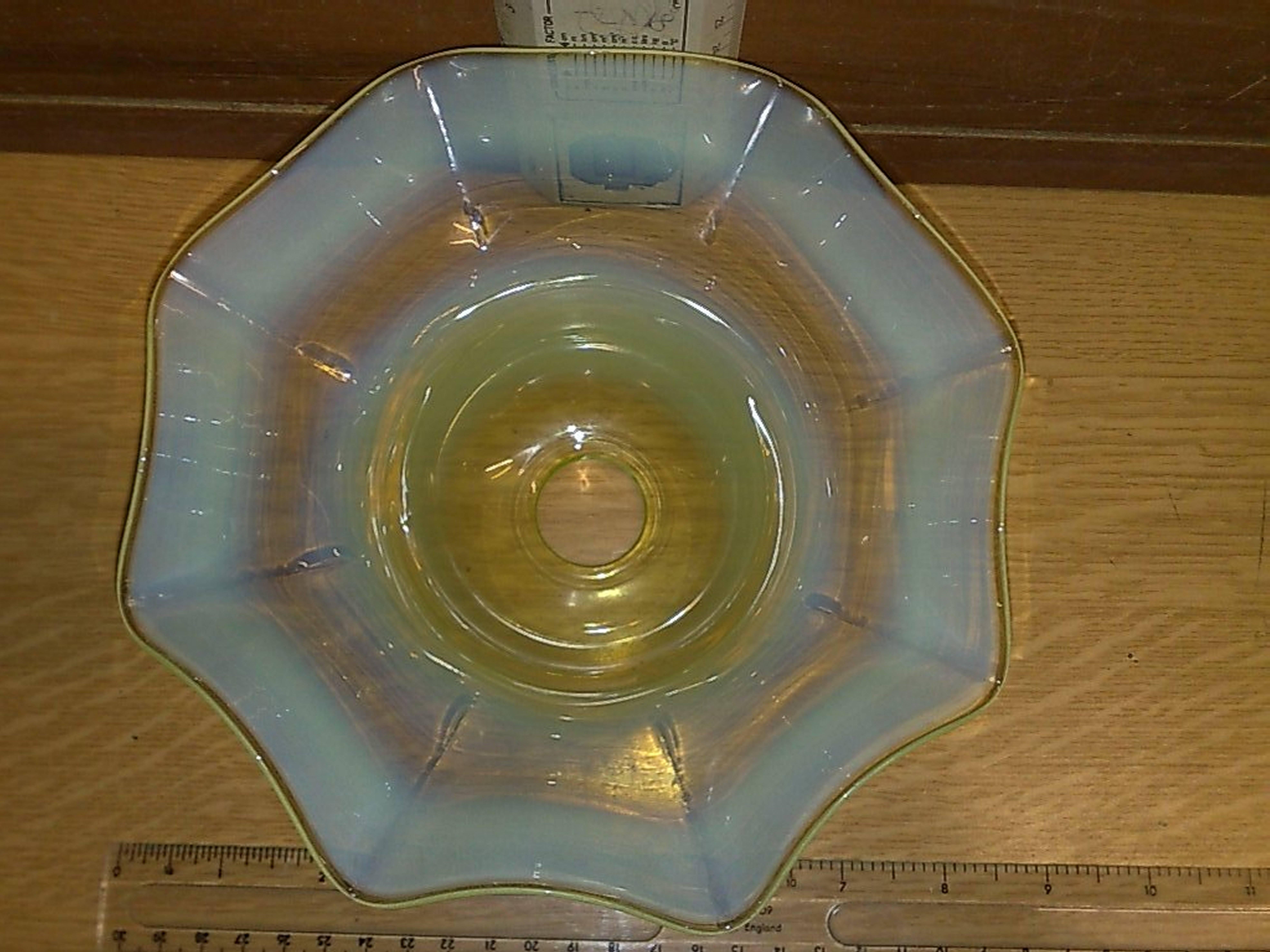Großer Vaseline-/Uraniumglasschirm mit wellenförmigem Rand im Arts and Crafts-Stil. (Handgefertigt) im Angebot