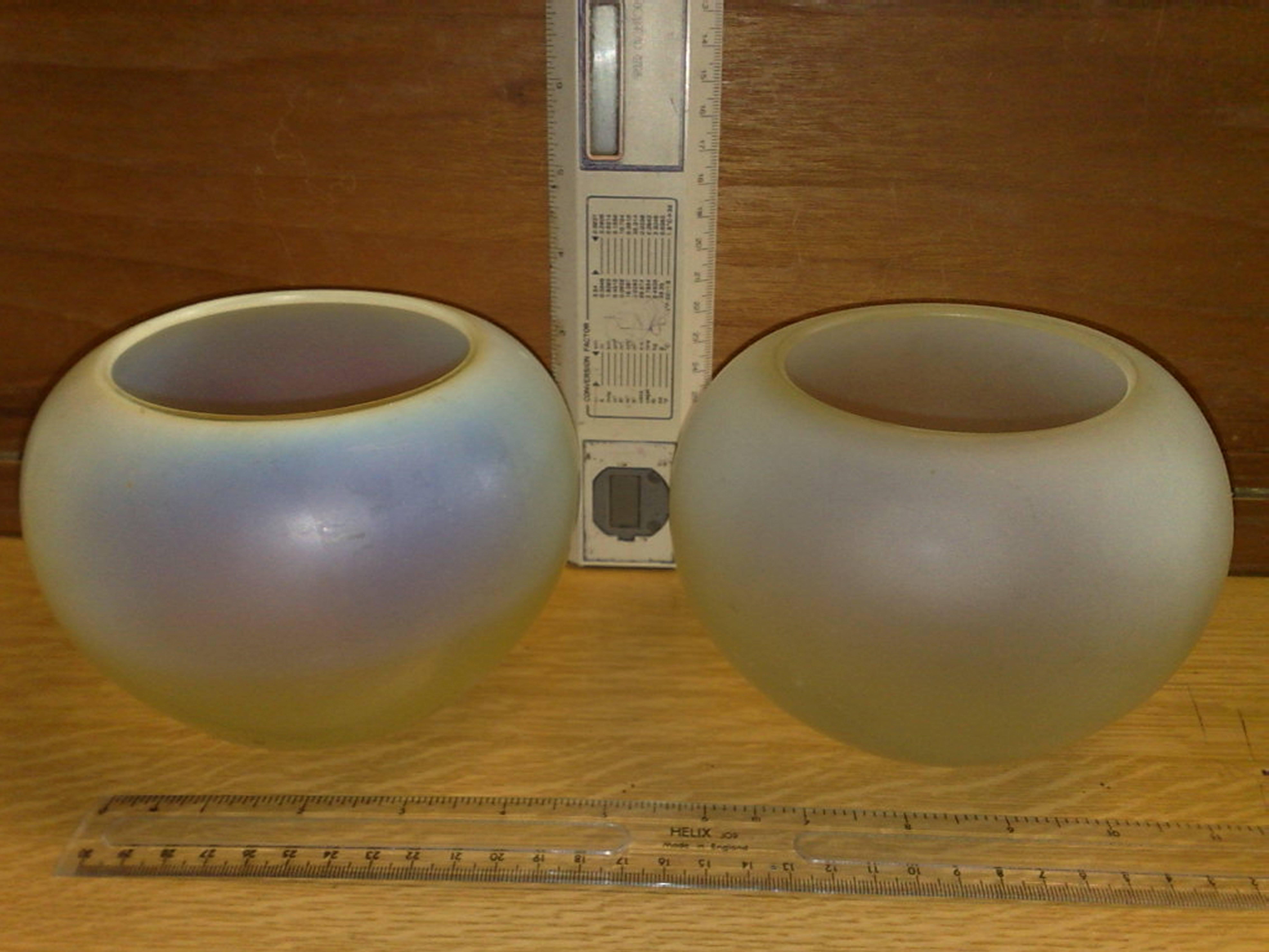 Ein Paar kuppelförmige Glasschirme aus Vaseline/Uranium aus der Zeit des Arts and Crafts.

 
