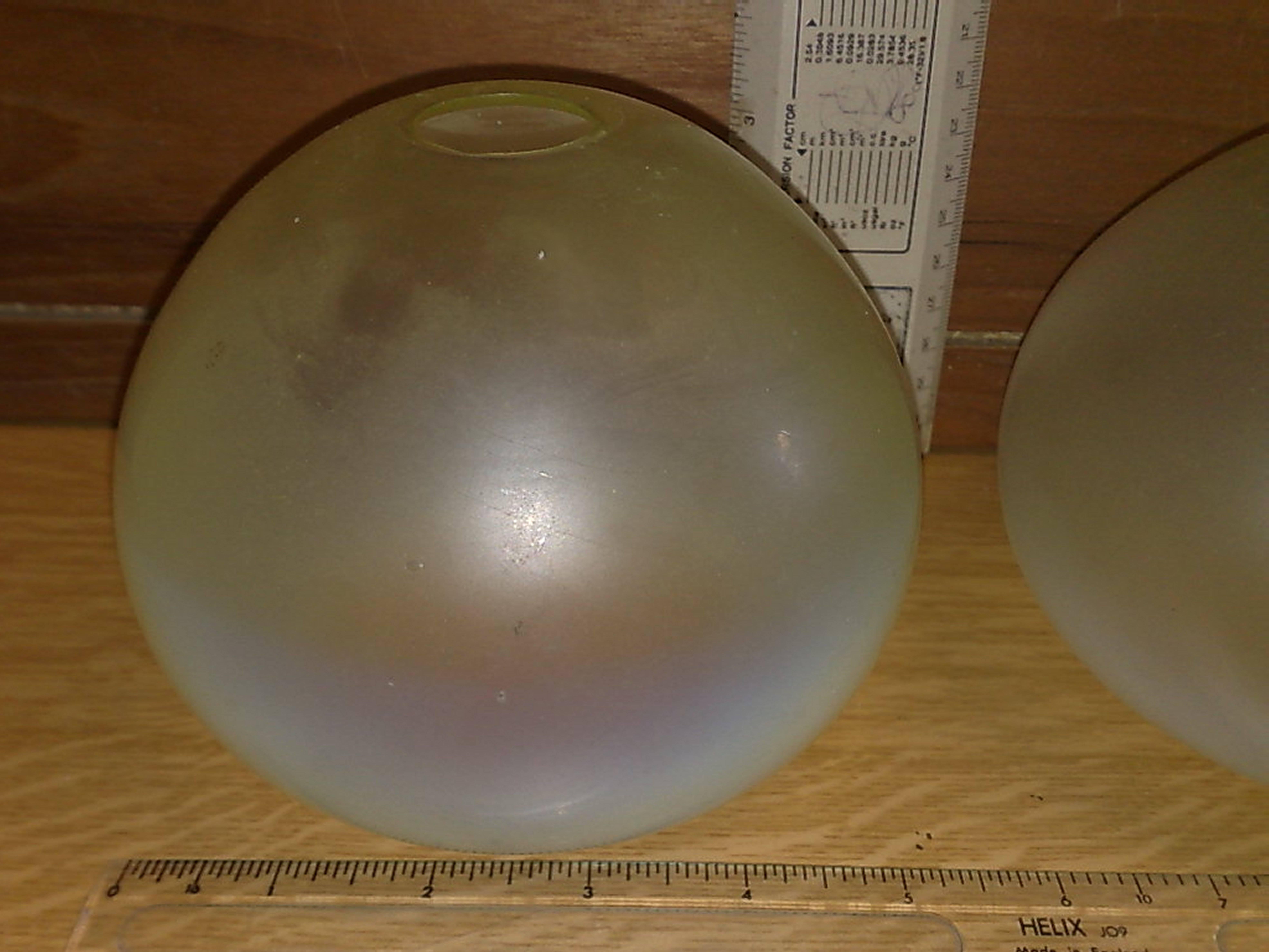 Paar Arts and Crafts Vaseline/Uranium-Glas-Kuppelschirme in Form einer Kuppel (Handgefertigt) im Angebot