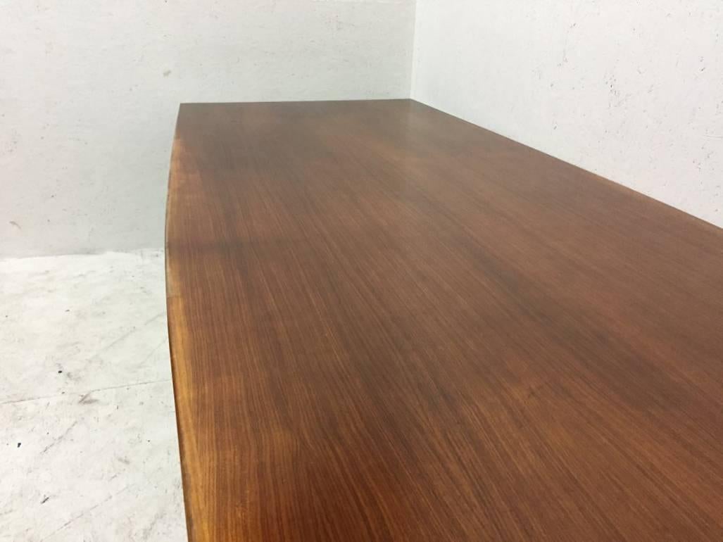 Heals Mid Century Modern Large Teak Boardroom/Dining Table with a Curvaceous Top In Good Condition In London, GB