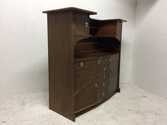 E.A. Taylor Wylie & Lochhead. Un Aparador de Roble de la Escuela de Glasgow con Calidad de Exposición