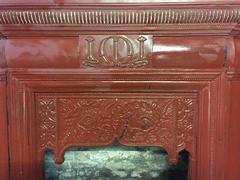 Raro caminetto Thomas Elsley con dettagli floreali stilizzati al centro