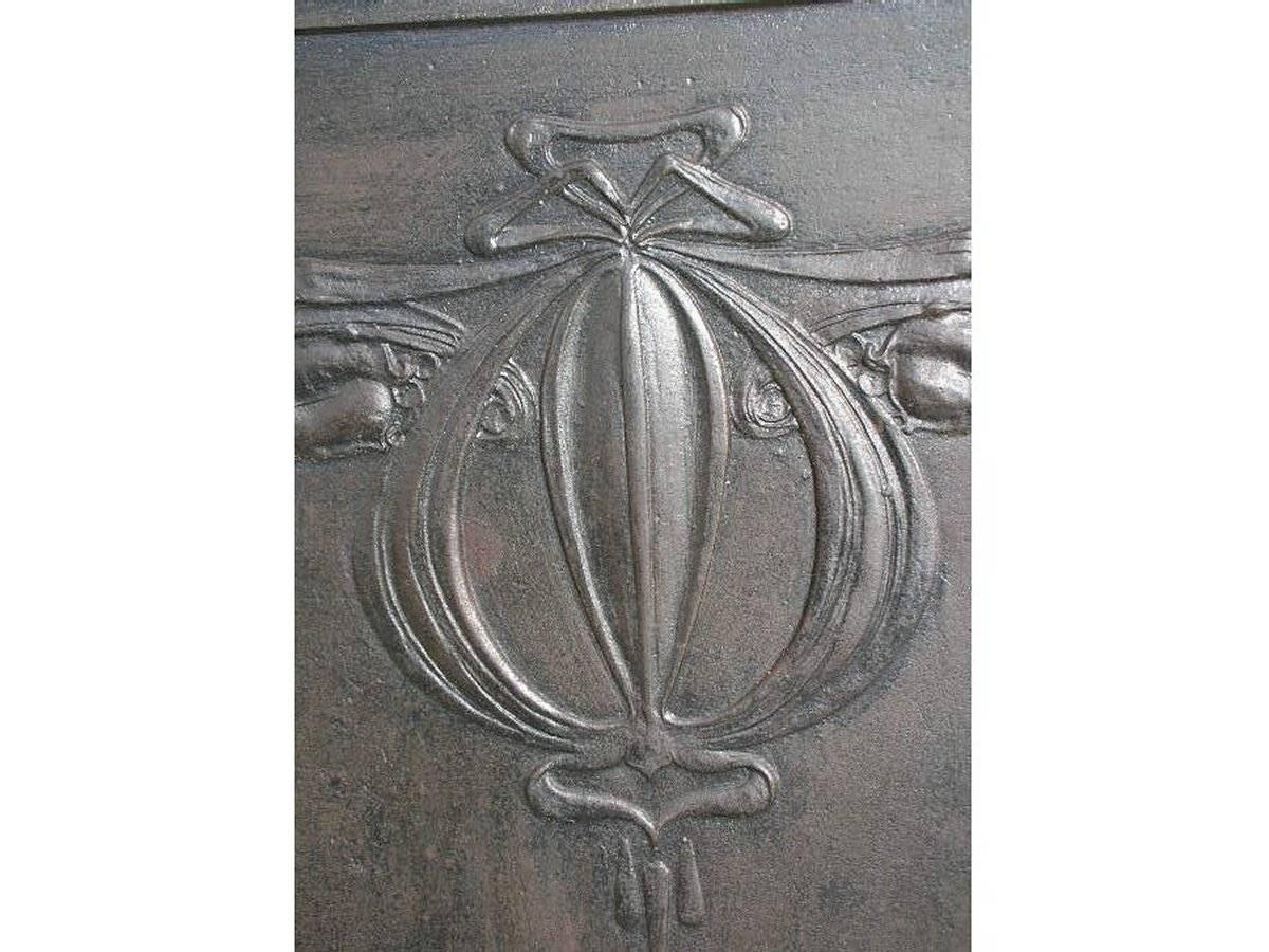 Arts & Crafts Cast Iron Fireplace with Stylized Floral Details In Good Condition For Sale In London, GB