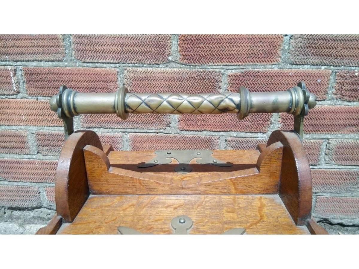 Cassettiera Dr C per Benham & Froud Una cassetta per il carbone in Oak in stile gotico con cerniere in ottone In condizioni buone in vendita a London, GB