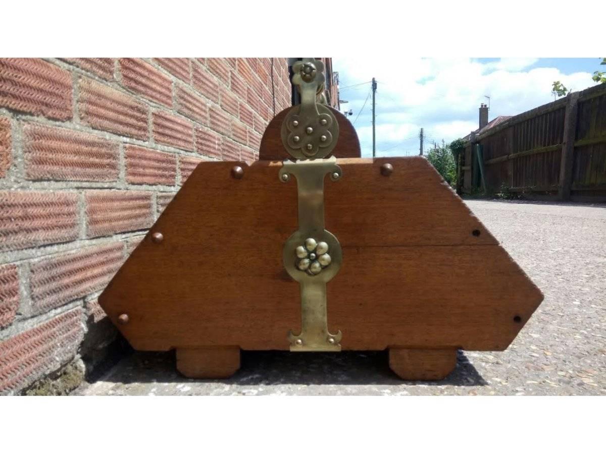 Calco Cassettiera Dr C per Benham & Froud Una cassetta per il carbone in Oak in stile gotico con cerniere in ottone in vendita