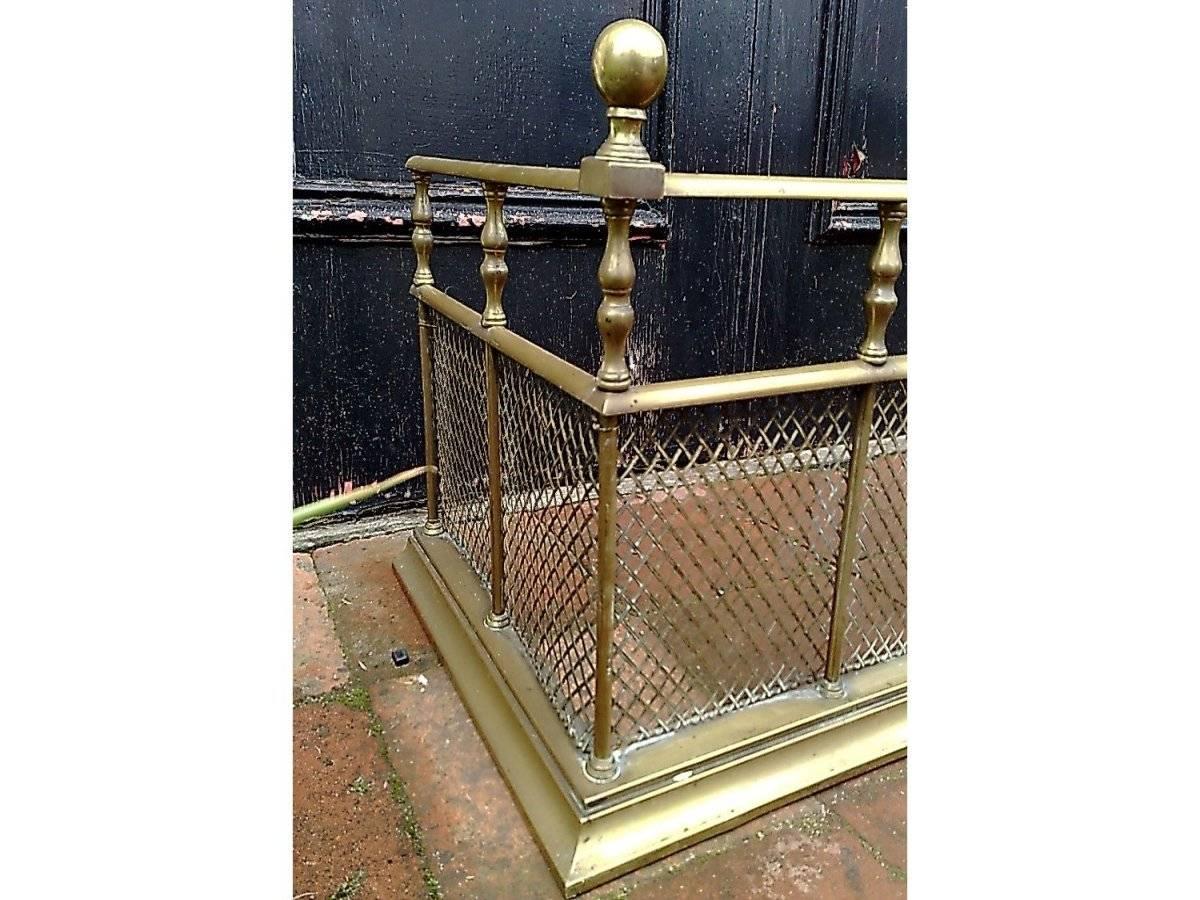 English Good Quality Aesthetic Movement Brass Fire Fender with Turned Details & Finials For Sale