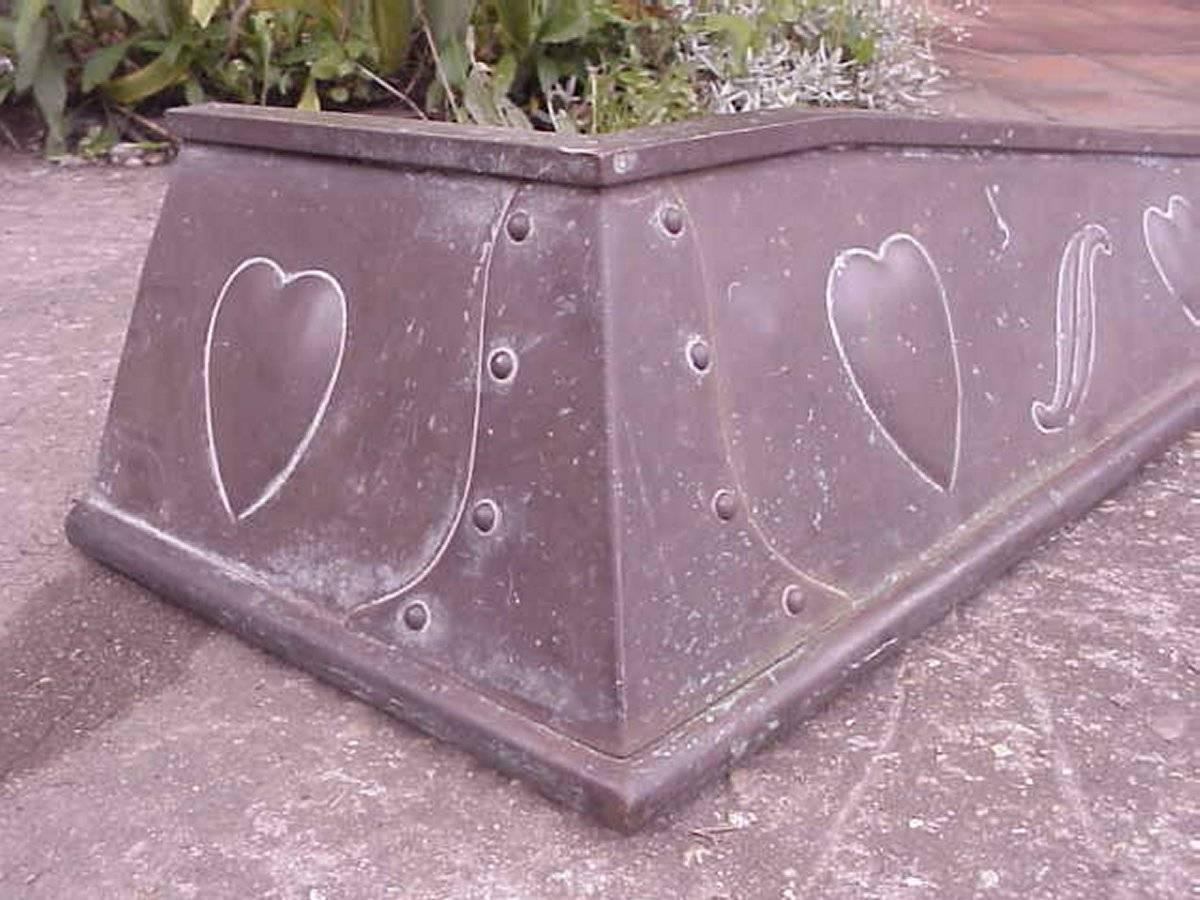 Great Britain (UK) Good Quality Arts & Crafts Copper Fender with Repousse Heart Details For Sale