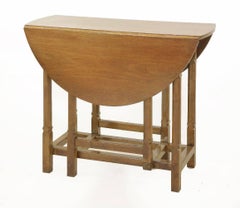 Ernest Gimson Une rare & importante table à pieds en noyer de l'école de Cotswold