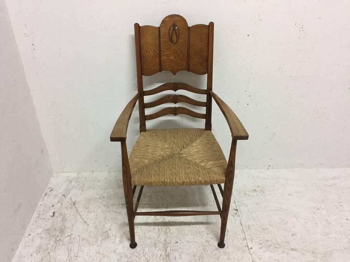 William Birch. Ein Arts & Crafts-Sessel aus Eiche im Stil von George Walton.
Dieser Stuhl wurde komplett restauriert und die Sitzfläche professionell mit neuem Binsen bezogen.