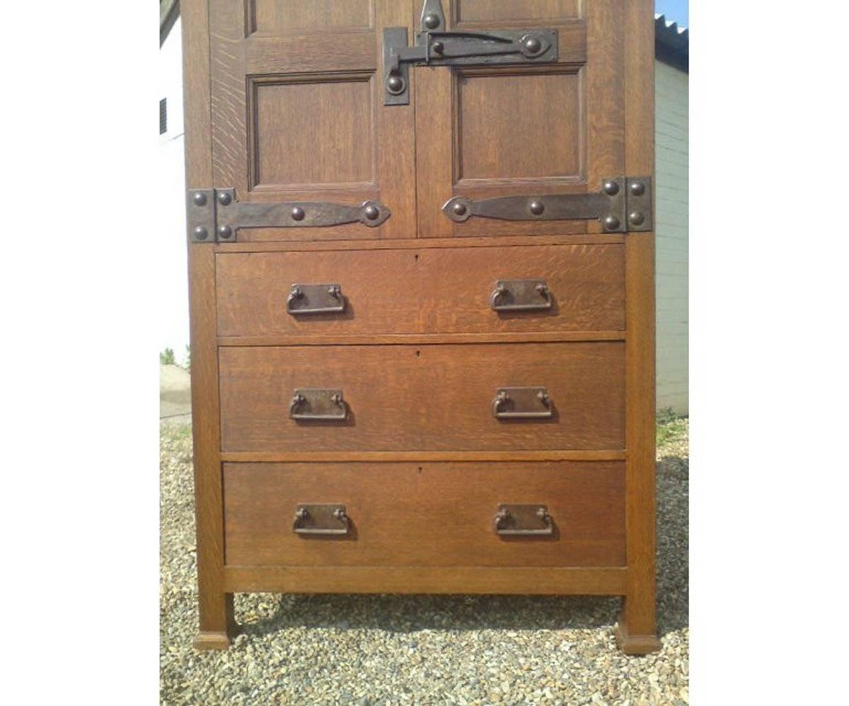 Arts & Crafts Oak Linen Press by Liberty and Co with Fleur De Lys carved details In Good Condition In London, GB
