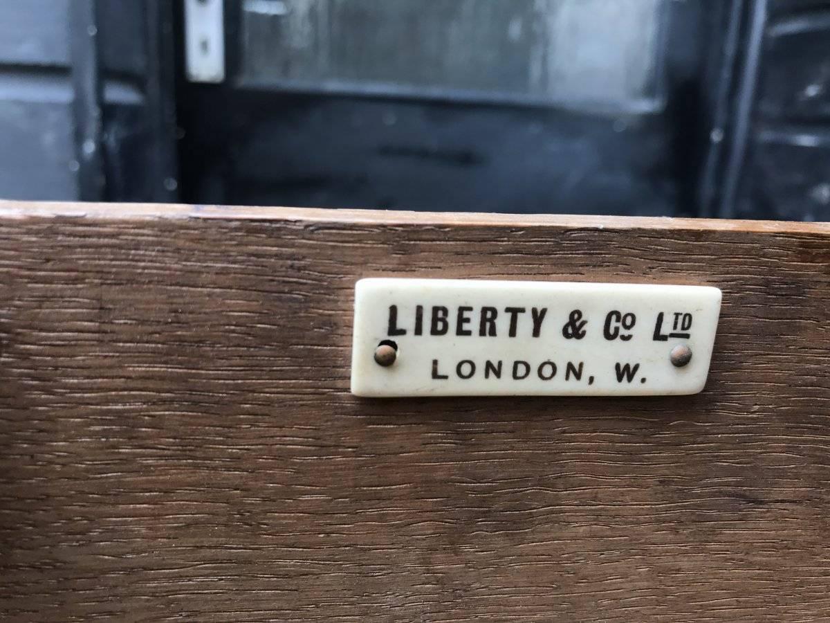 Armoire à tréteaux en chêne Arts & Crafts avec cinq tiroirs par Liberty & Co. en vente 2