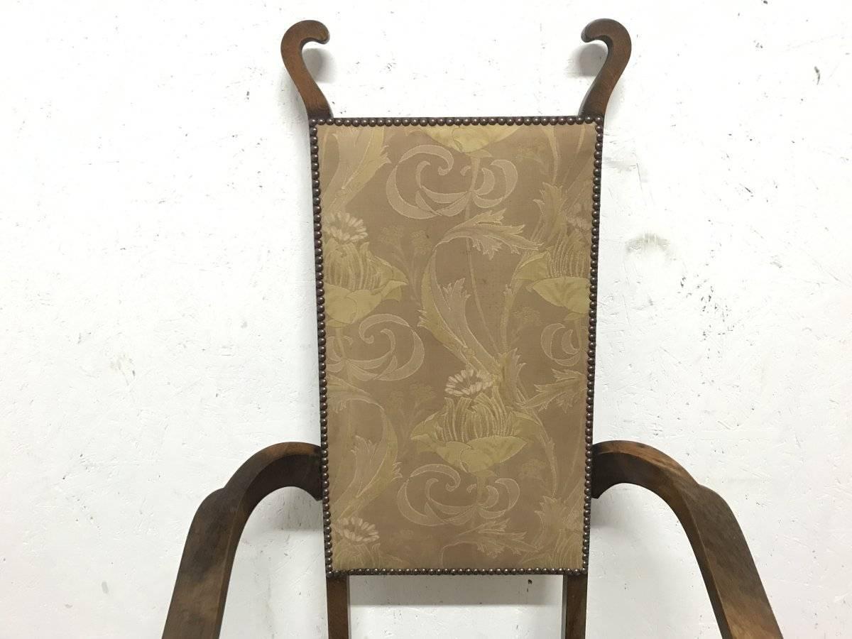 J S Henry Arts and Craft Sessel aus Nussbaumholz mit stilisiertem, geblümtem Stoff aus der Zeit von J. S. (Englisch) im Angebot