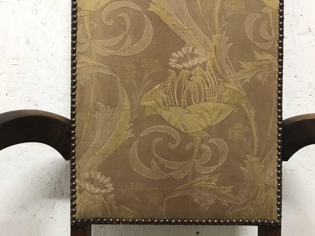 J S Henry Arts and Craft Sessel aus Nussbaumholz mit stilisiertem, geblümtem Stoff aus der Zeit von J. S. (Handgeschnitzt) im Angebot