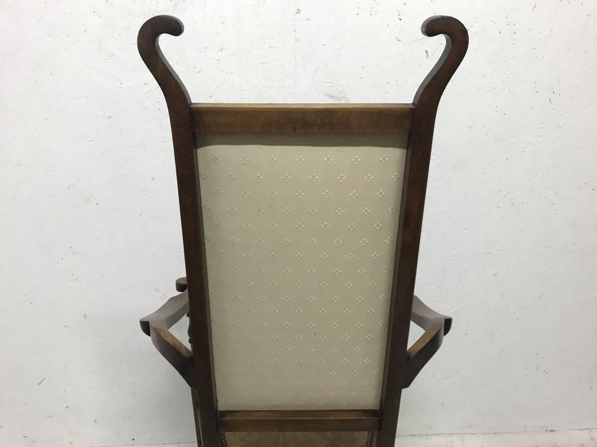 J S Henry Arts and Craft Sessel aus Nussbaumholz mit stilisiertem, geblümtem Stoff aus der Zeit von J. S. (Walnuss) im Angebot