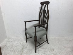 Liberty & Co. Una poltrona in mogano Arts & Crafts con schienale in stile Art Nouveau