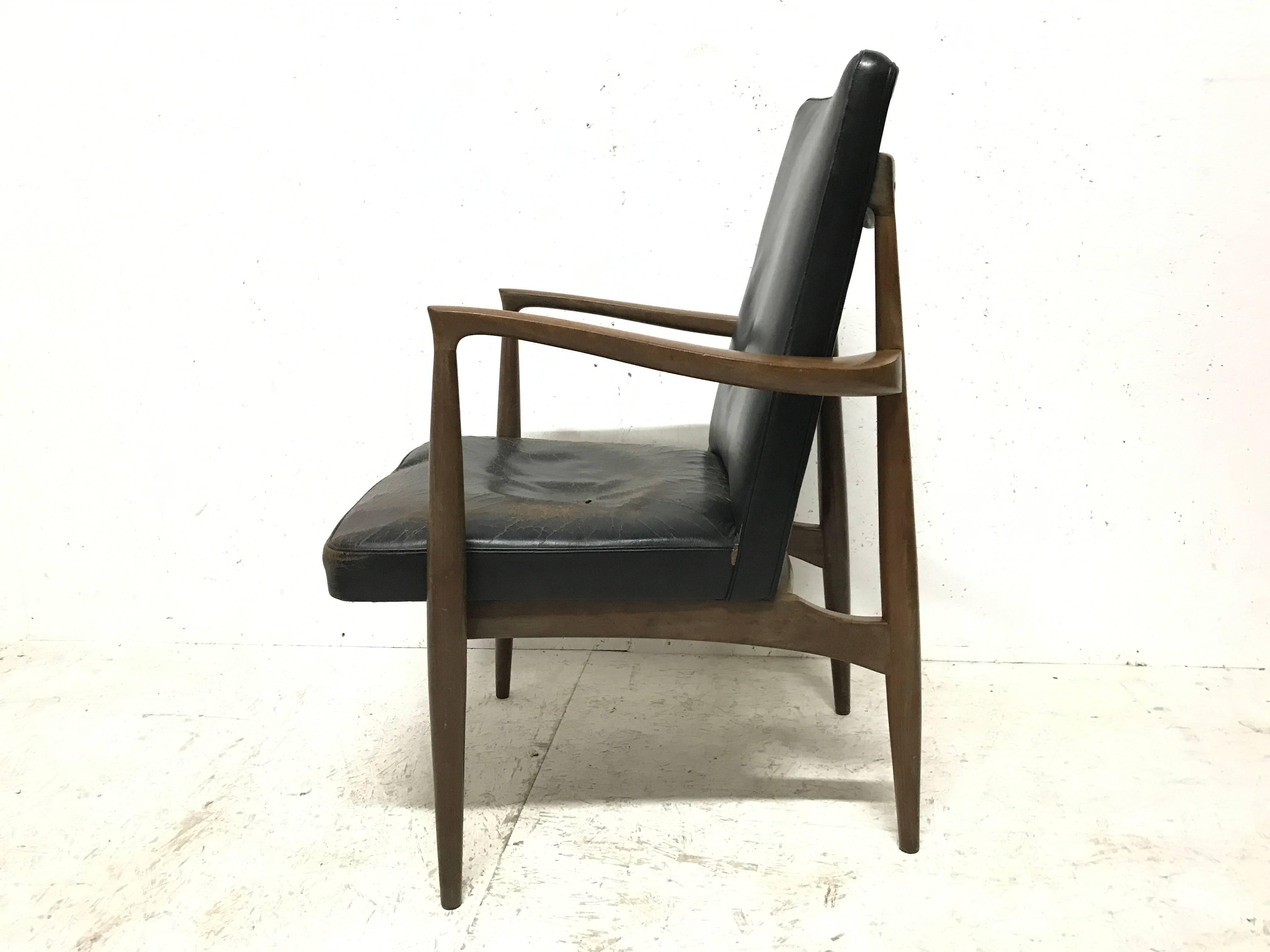 Finn Juhls attribué, un fauteuil en teck de style scandinave au design sculptural. La qualité est inégalée, un design d'époque très solide et articulé.