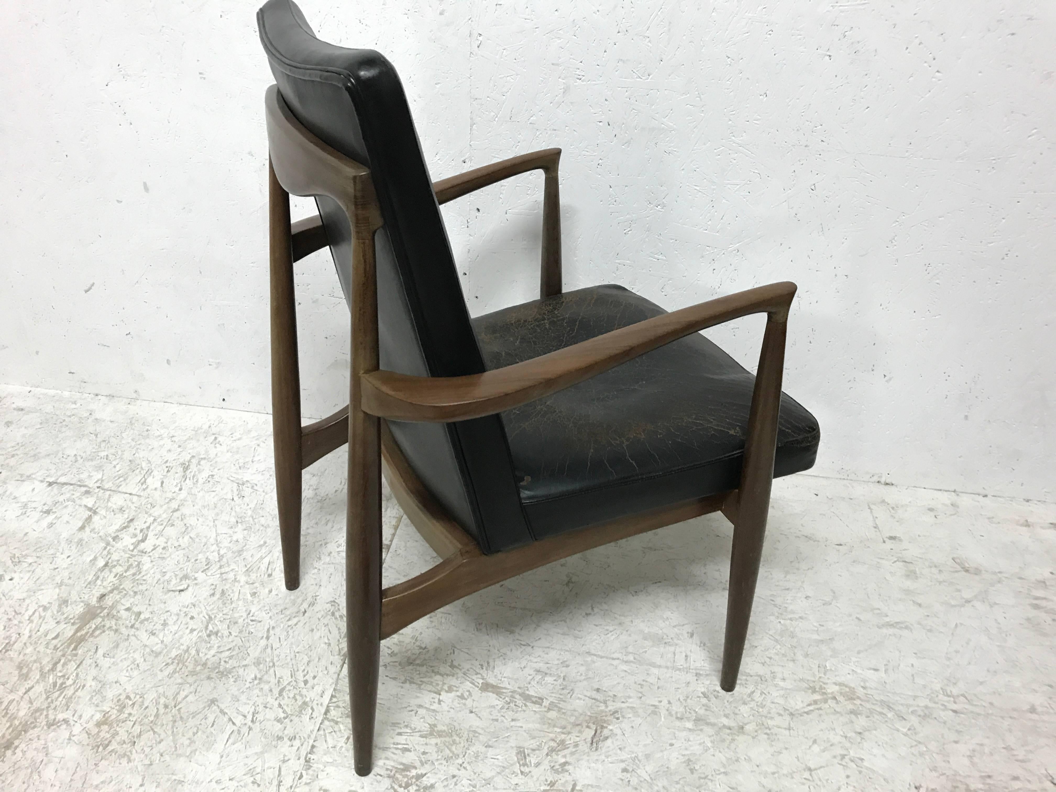 Finn Juhl Attributed, Scandinavian Teak Armchair with a Sculptural Design For Sale 1