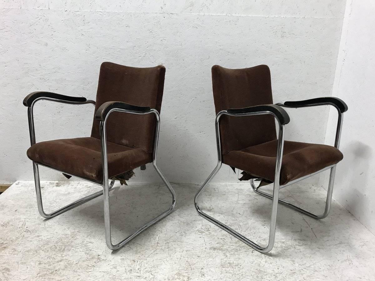 Machine-Made Thonet, a Pair of 1930s Tubular Steel Armchairs with Ebonized Armrests For Sale