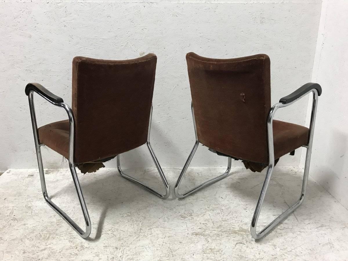 Thonet, a Pair of 1930s Tubular Steel Armchairs with Ebonized Armrests In Good Condition For Sale In London, GB