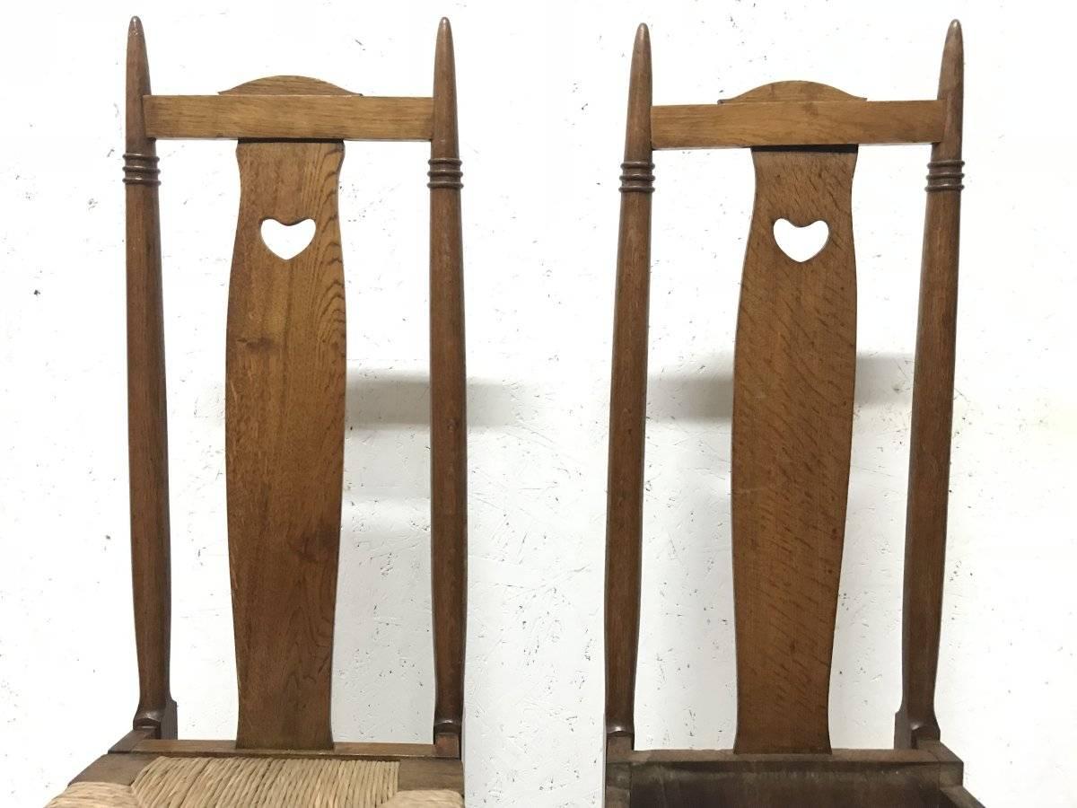 Arts and Crafts Shapland & Petter paire de chaises de salle à manger Arts & Crafts en chêne avec cœurs percés en vente