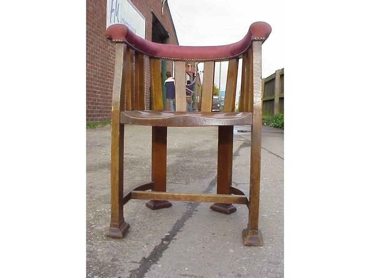 Waring and Gillows, Zehn Arts and Crafts Eichenholzstühle mit geformten massiven Sitzen (20. Jahrhundert) im Angebot