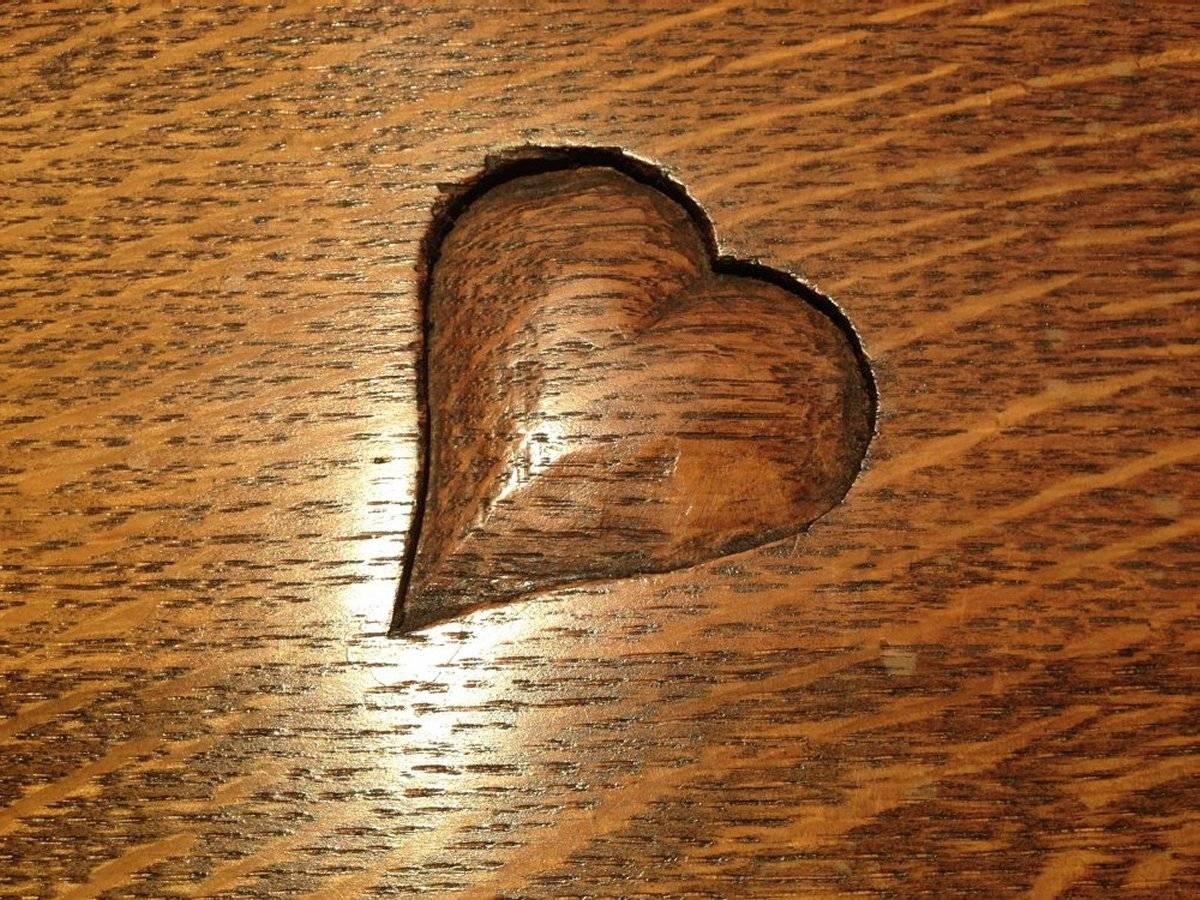 Curas, Cerca Pareja de camas individuales Arts & Crafts de roble de 3 pies de ancho con corazones tallados Inglés en venta