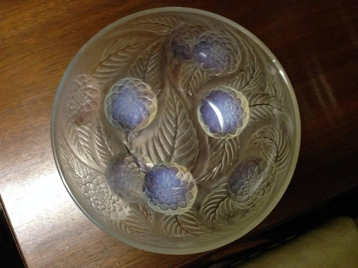 Lalique Dahlias Art Deco fruit bowl with vivid Vaseline details to the Dahlia heads,
circa 1920s.