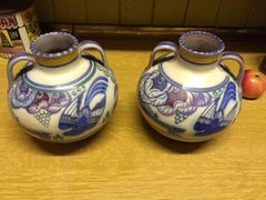 Poole Pottery, Pareja de Jarrones con Ciervos Rampantes y Fondos Florales Coloridos