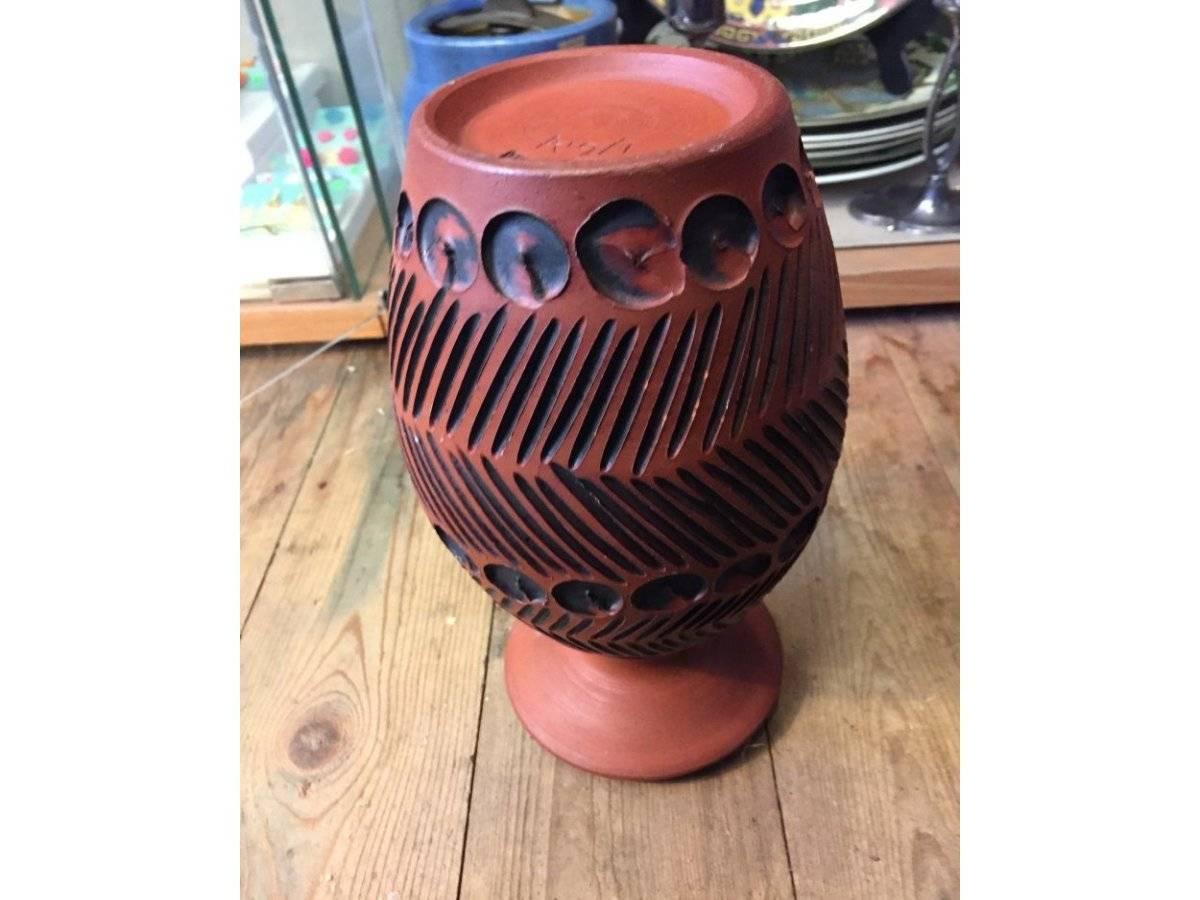 Guy Sydenham für Poole Pottery, handgetöpferte Terrakotta-Studio-Vase aus Ton (Handgeschnitzt) im Angebot