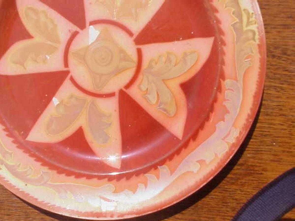 Plato decorativo de reflejo metálico Arts & Crafts, posiblemente de W. H. Grindley.
   
