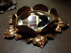 Espejo circular biselado de cobre Arts & Crafts en forma de capullo de flor