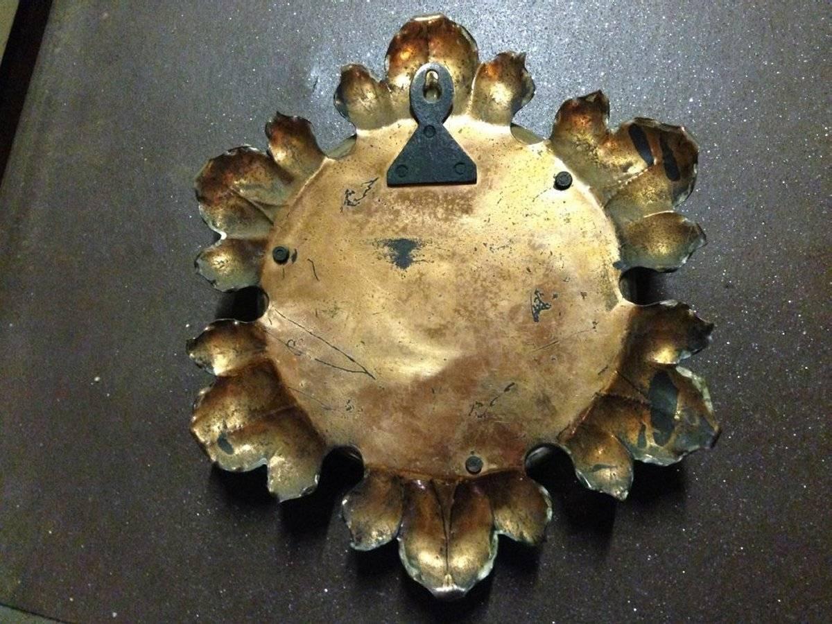 Britannique Un miroir circulaire biseauté en cuivre Arts & Crafts en forme de bouton de fleur en vente