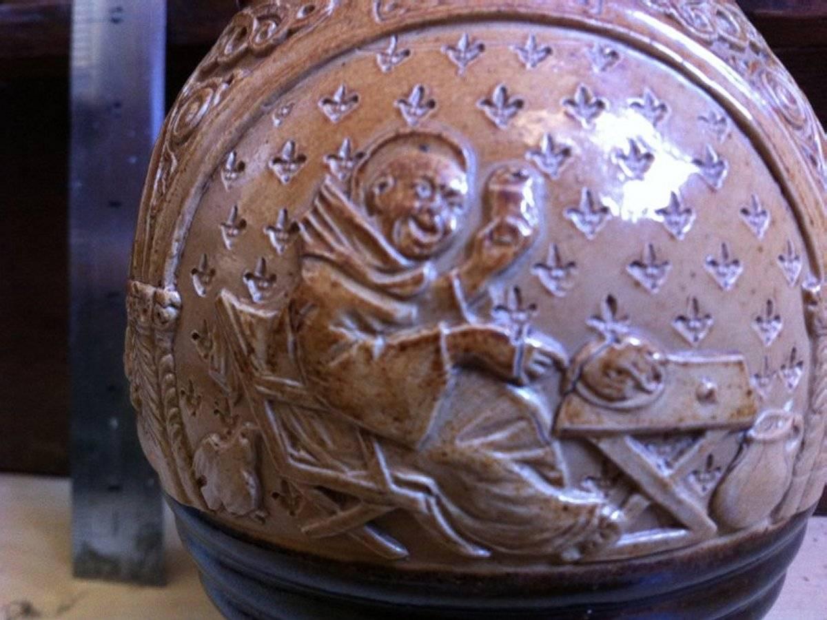 Fait main Cruche comique de style néogothique avec des scènes d'un moine ivre de Royal Doulton Lambeth en vente