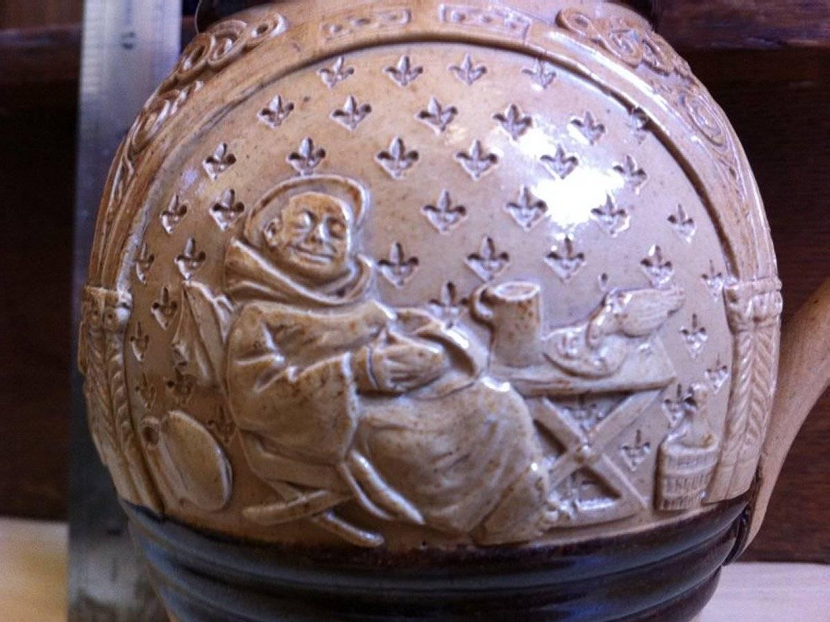 Cruche comique de style néogothique avec des scènes d'un moine ivre de Royal Doulton Lambeth Bon état - En vente à London, GB