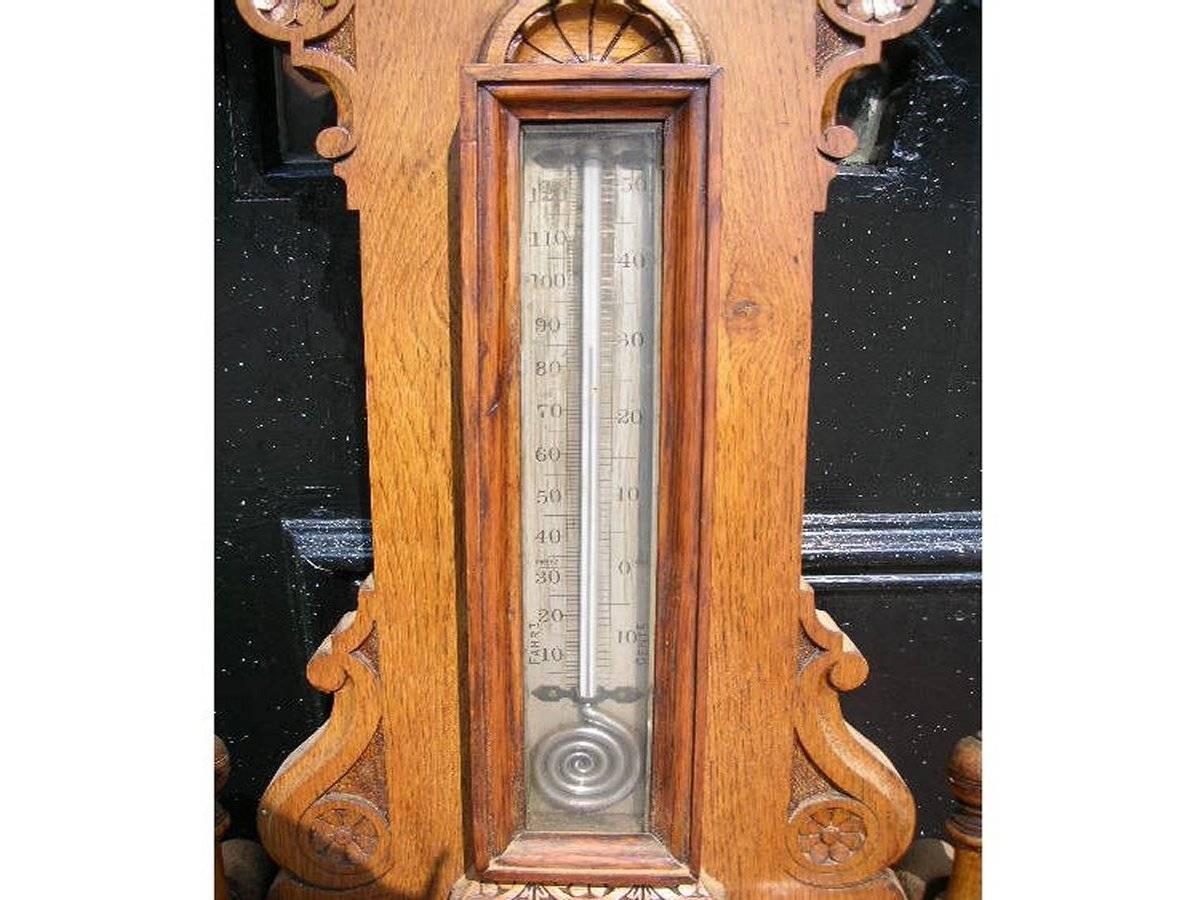 Großes Barometer aus geschnitzter Eiche im gotischen Revival-Stil mit seltenem Schneckenschnecken- Thermometer (Britisch) im Angebot