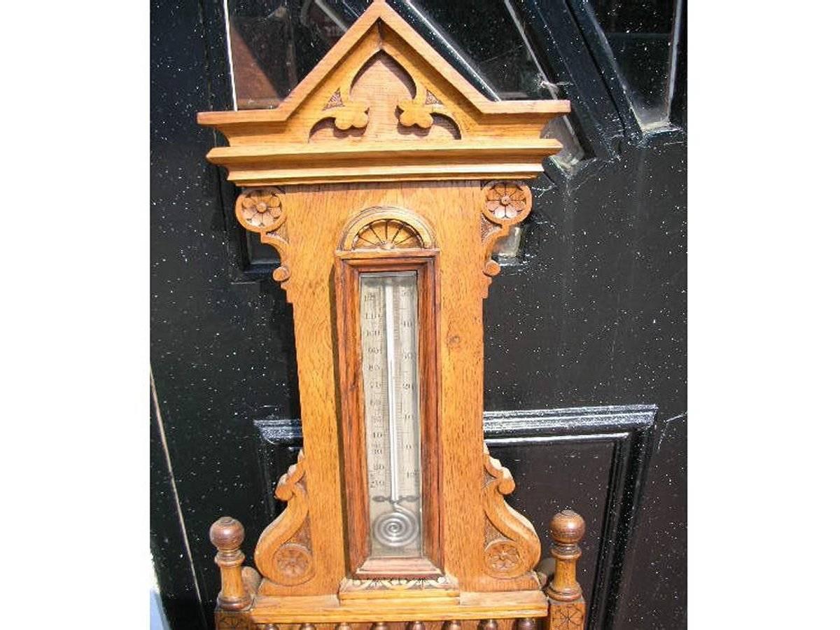 Großes Barometer aus geschnitzter Eiche im gotischen Revival-Stil mit seltenem Schneckenschnecken- Thermometer (Neugotik) im Angebot