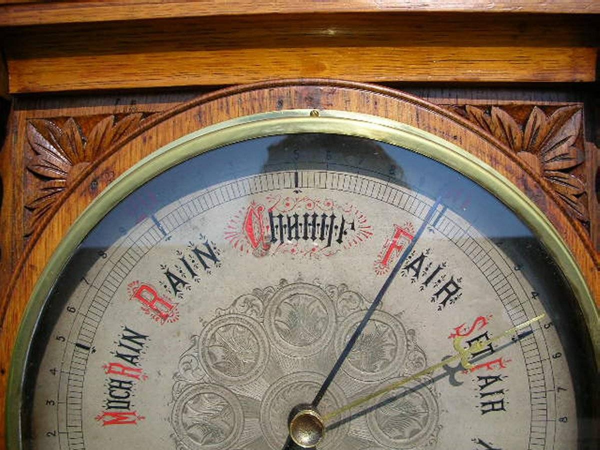Großes Barometer aus geschnitzter Eiche im gotischen Revival-Stil mit seltenem Schneckenschnecken- Thermometer (Spätes 19. Jahrhundert) im Angebot