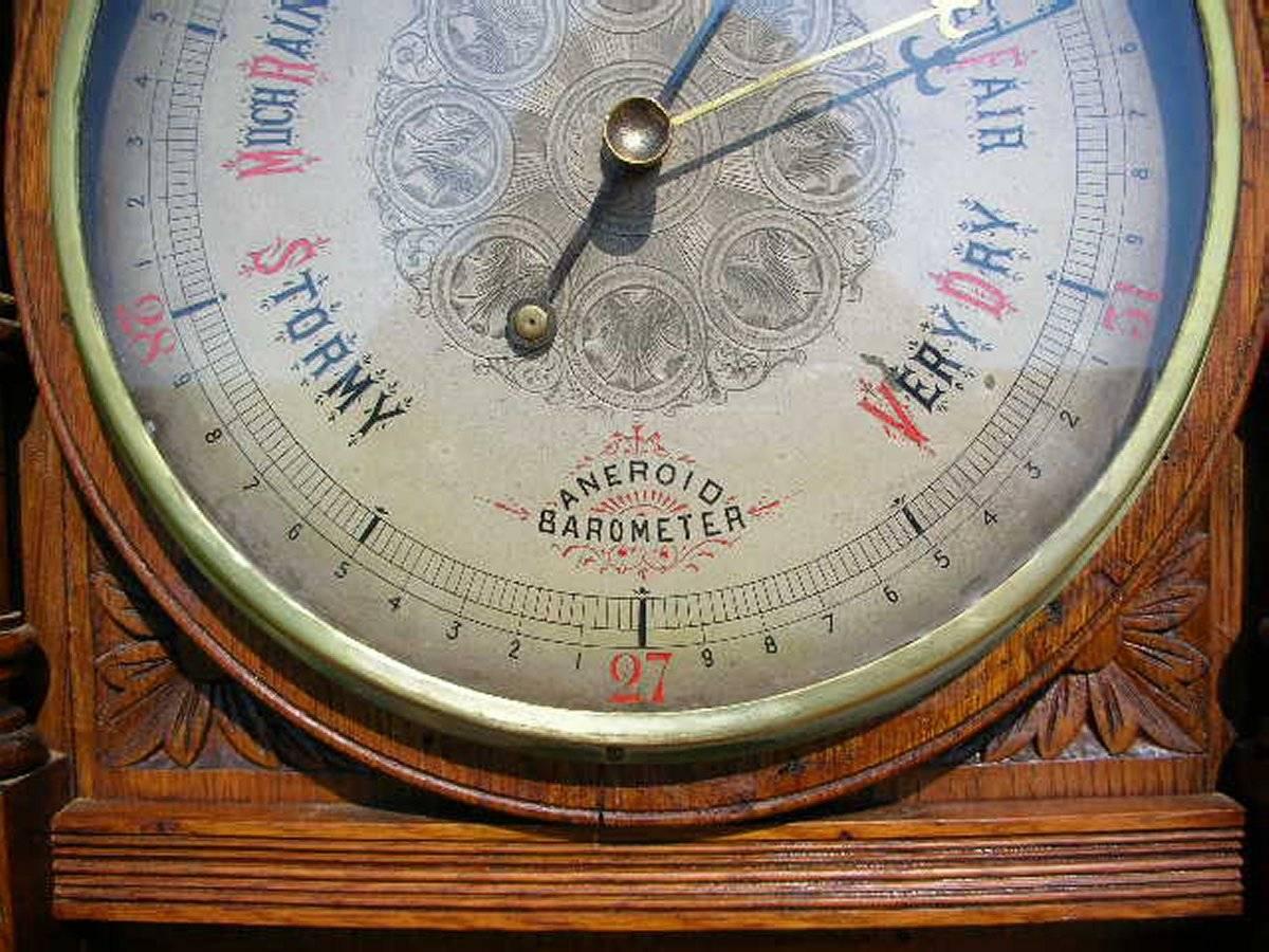 Großes Barometer aus geschnitzter Eiche im gotischen Revival-Stil mit seltenem Schneckenschnecken- Thermometer (Eichenholz) im Angebot