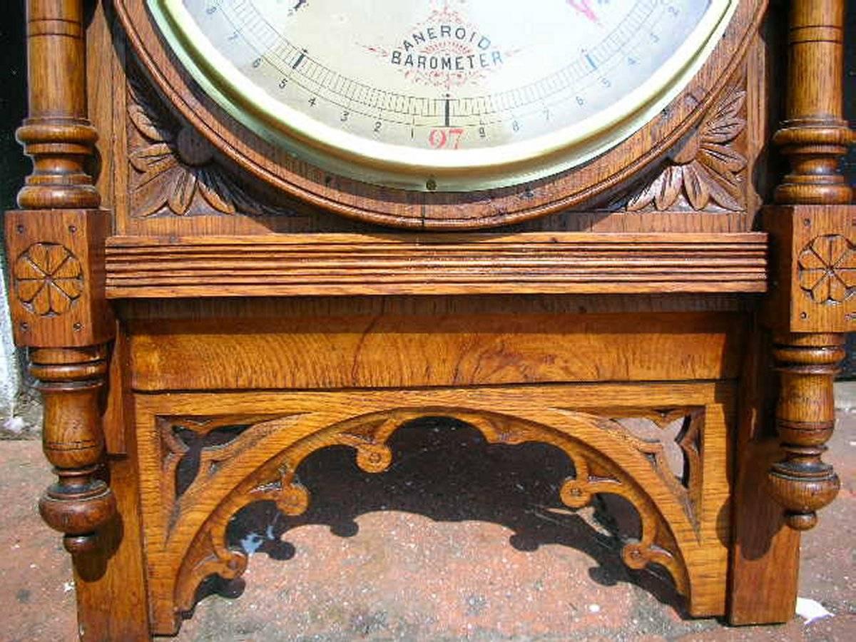 Großes Barometer aus geschnitzter Eiche im gotischen Revival-Stil mit seltenem Schneckenschnecken- Thermometer im Angebot 1