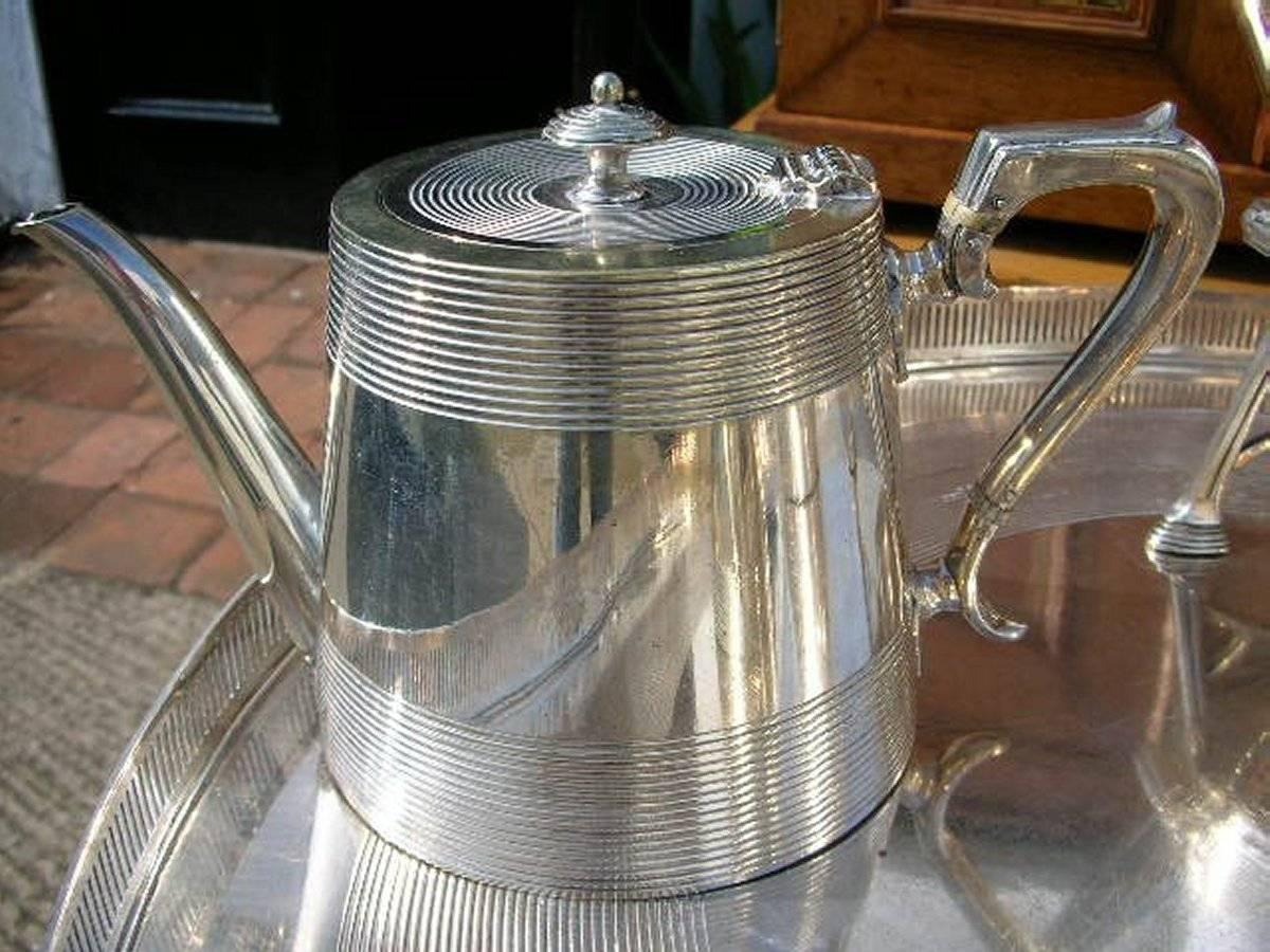 Britannique  Richard Hunt. Un rare service à thé et à café assorti de six pièces en métal argenté. en vente