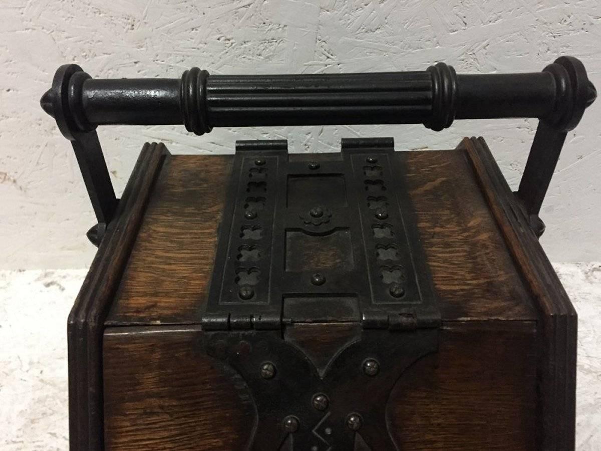 Fer Rare boîte à charbon Dr C Dresser, en chêne de style néo-gothique conçue pour Benham et Froud en vente