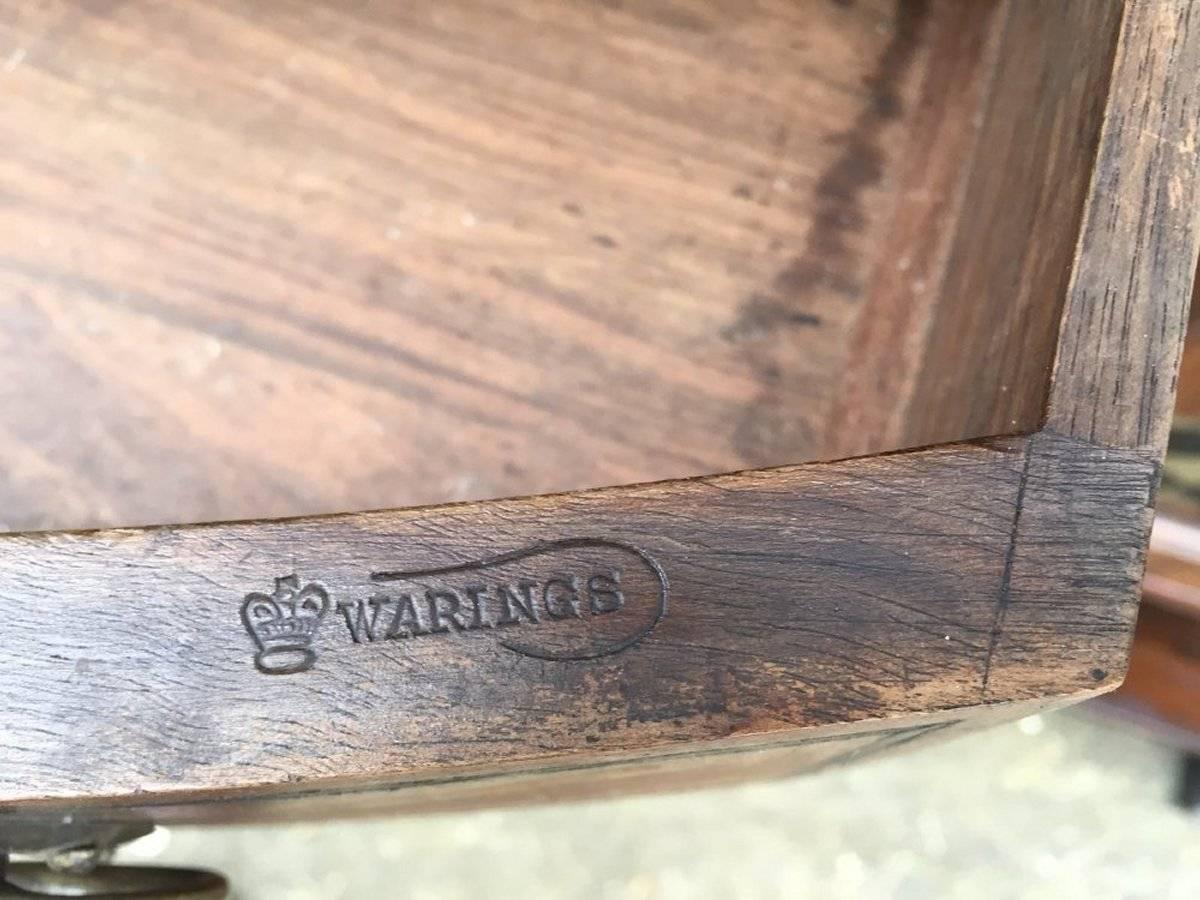 Waring and Gillows, ein außergewöhnlicher Vitrinenschrank mit Intarsien mit Schleifenfront im Angebot 3