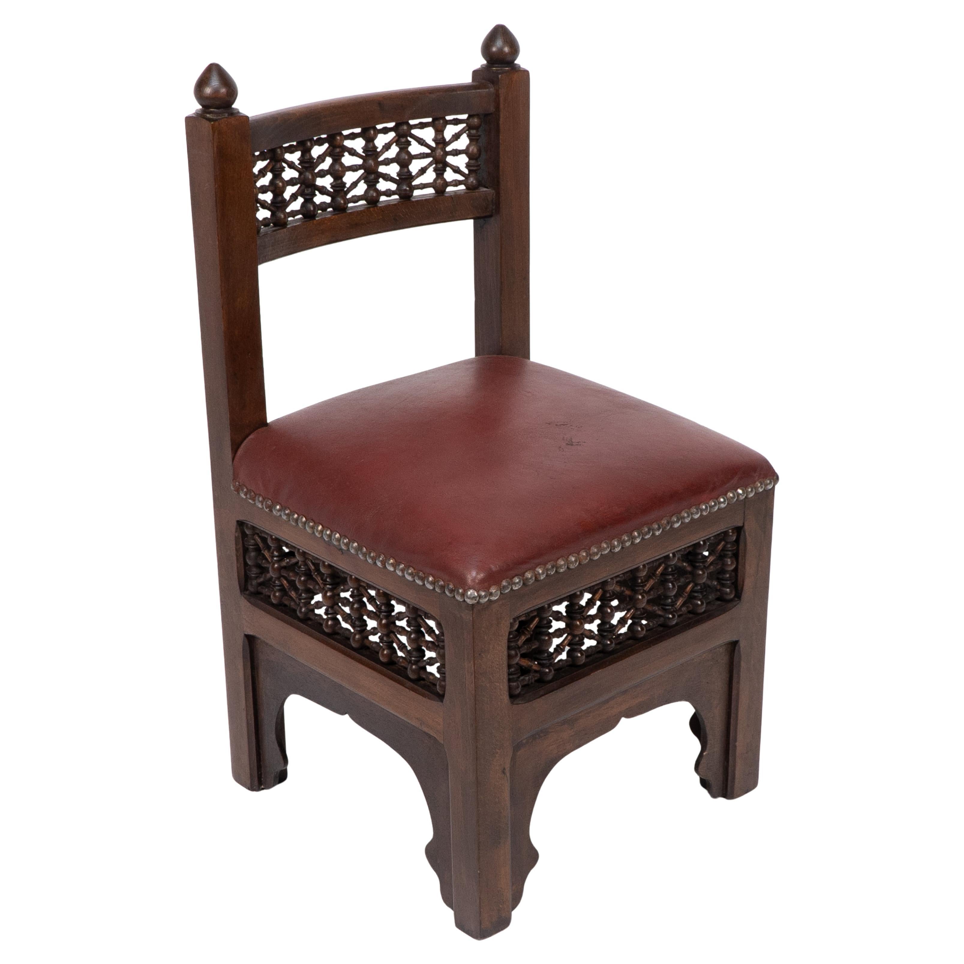 Liberty & Co. Due sedie moresche per bambini e ragazzi con dettagli torniti in stile Mashrabiya