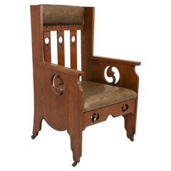 Goodyers of Regent St. Ein Arts & Crafts-Sessel aus Eiche mit stilisierten Verzierungen