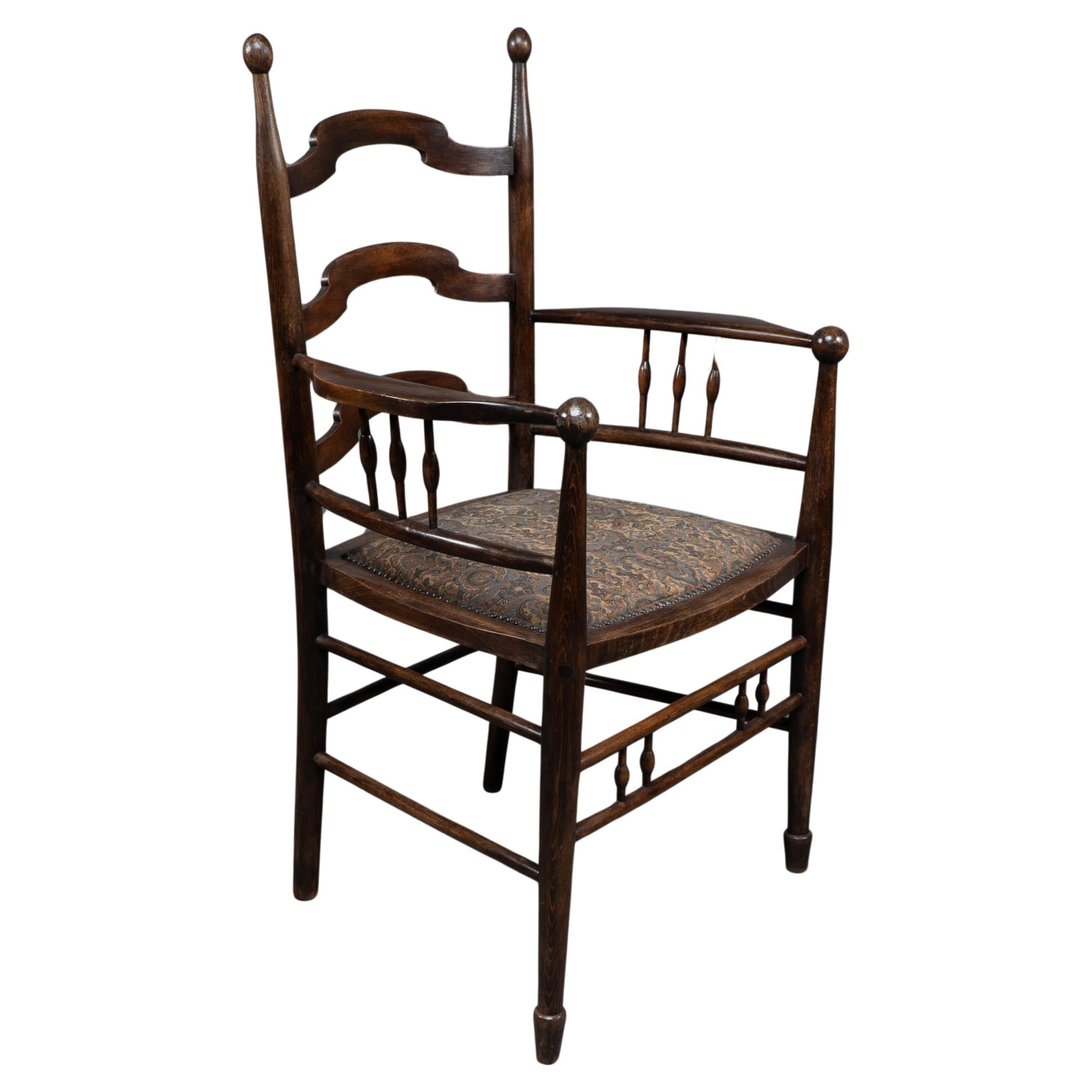 Liberty & Co Attribué, un fauteuil à dossier en échelle en noyer anglais Arts & Crafts en vente