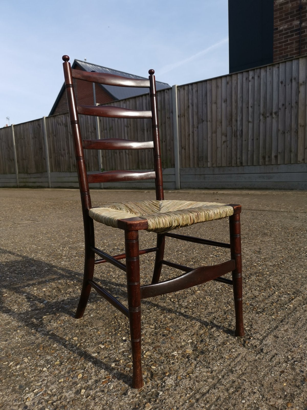Liberty & Co. Ein englischer Stuhl des Aesthetic Movement aus Nussbaumholz mit Leiterrücken und Binsenstuhl