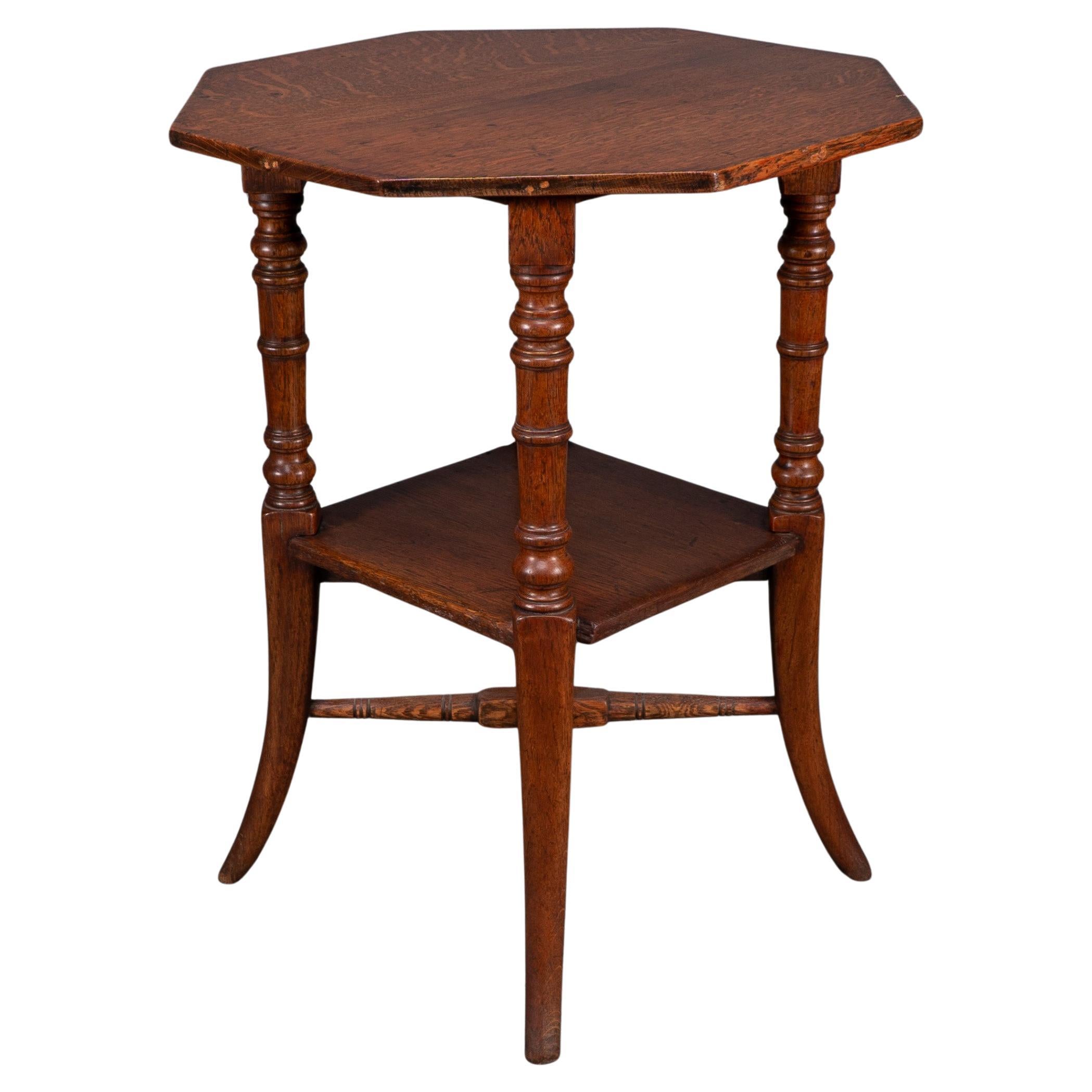 Jas Shoolbred & Co. (attribuito) Tavolino ottagonale in oak con ripiano centrale