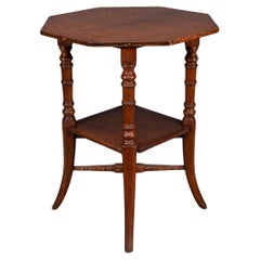 Jas Shoolbred & Co. (attribuito) Tavolino ottagonale in oak con ripiano centrale