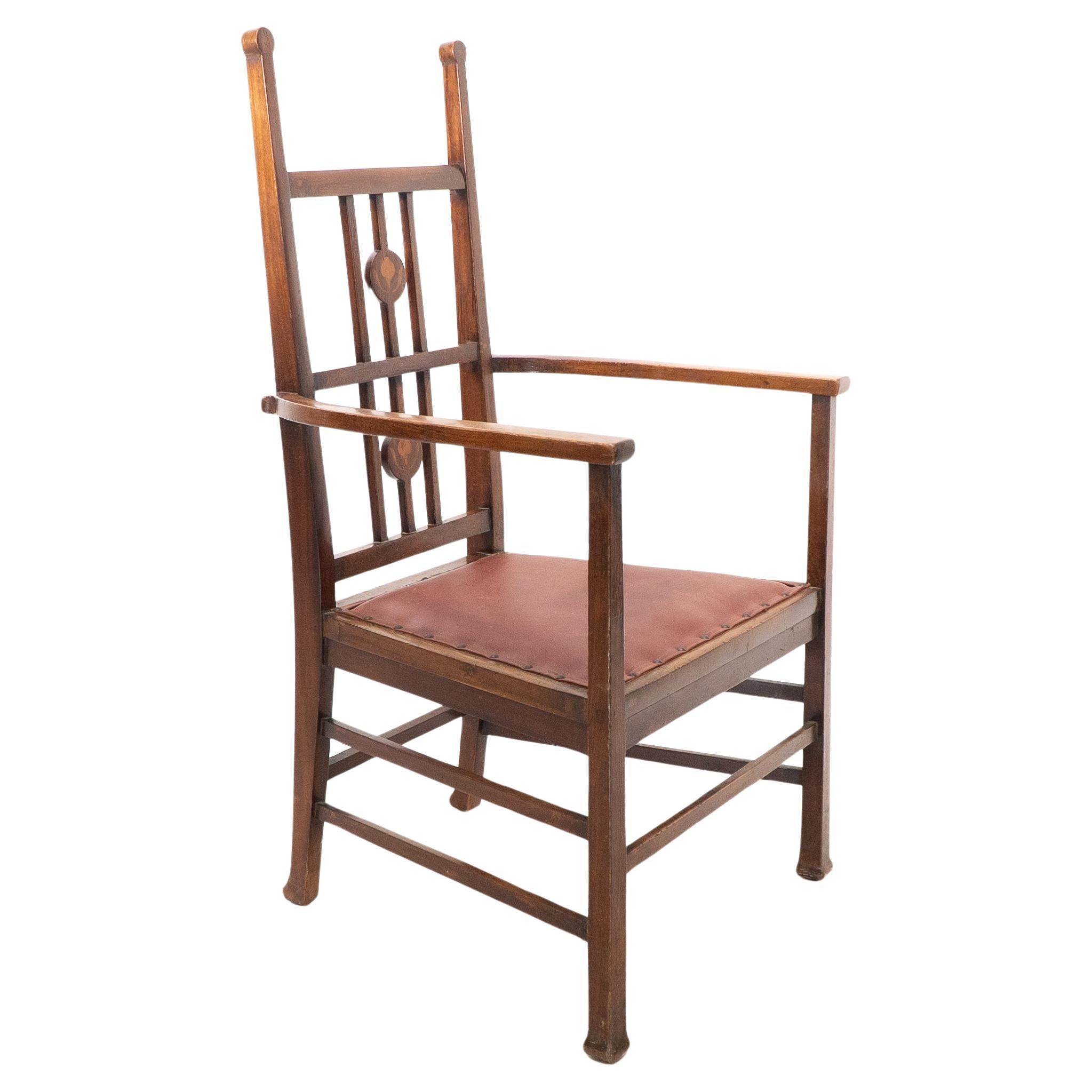 Liberty und Co. zugeschrieben. Ein Arts and Crafts-Sessel aus Nussbaumholz mit floralen Intarsien.