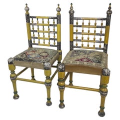 Indische Rajasthani-Stühle, polychrom lackiert, indisch, mit vergoldeter Chorstickerei, Paar